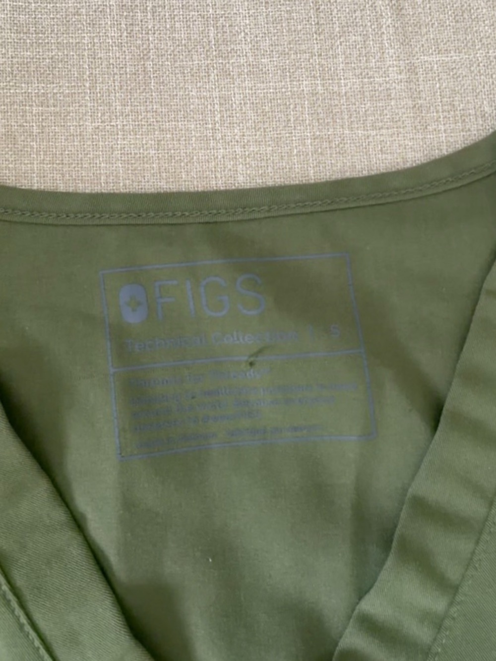 Figs Womens Green Scrub Top And Joggers Set - Picture 3 of 11